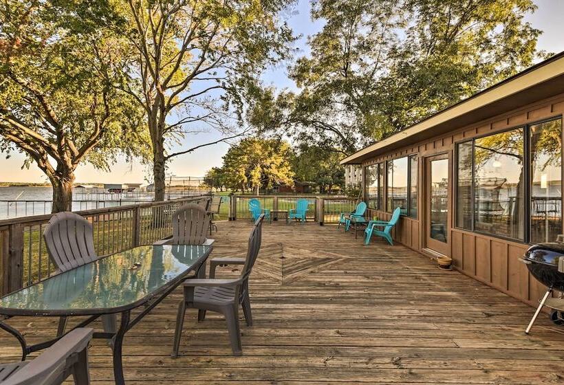 Private Beach & Dock: Home On Eagle Mountain Lake