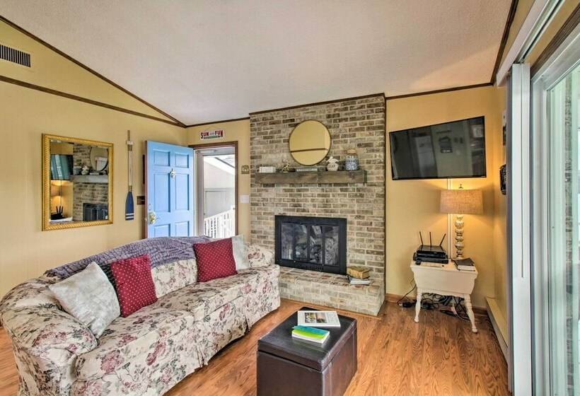 Lakefront Hiwassee Home W/ Private Dock & Deck!