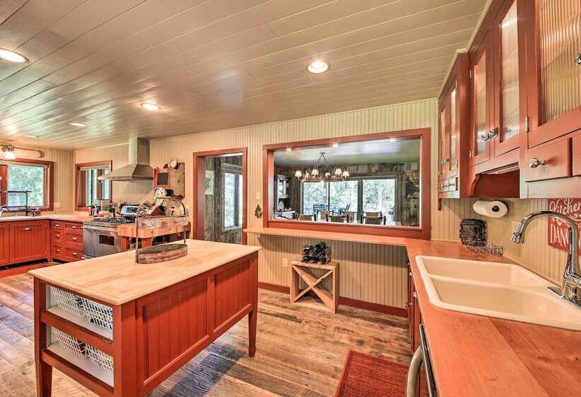 Loose Moose Lodge    31 Acres On Yaak River!