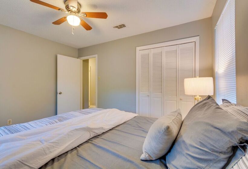 Lovely Little Rock Home W/ Fire Pit & Yard!