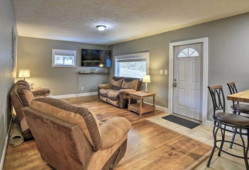 Mullens Cabin W/ Gas Grill & Mountain Views!