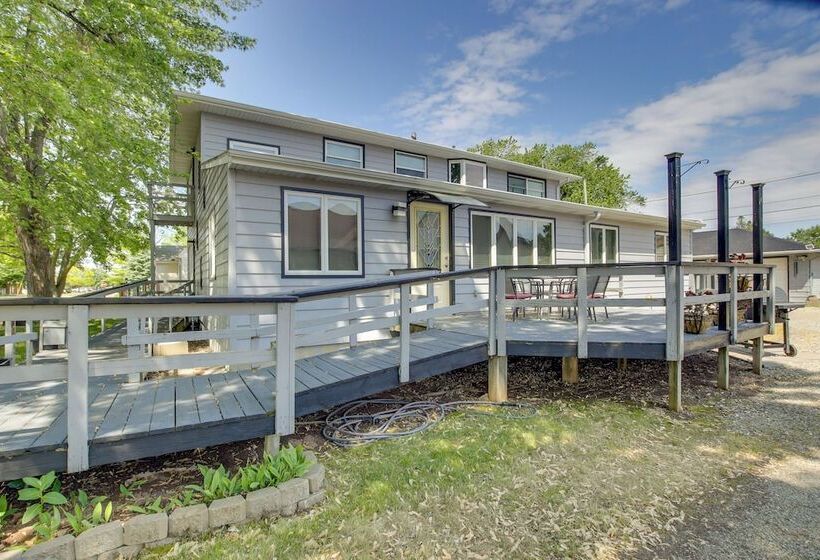 Neenah Home W/ Deck: Near Lake Winnebago