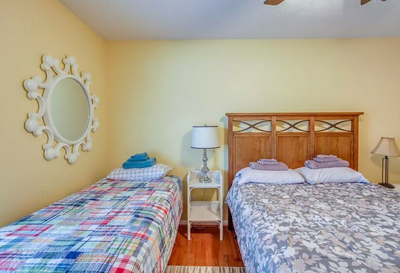 Oak Island Vacation Rental: Close To Beach