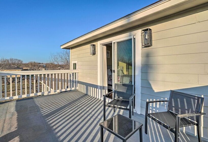 Peaceful Atascosa Home W/ Balcony & Deck!