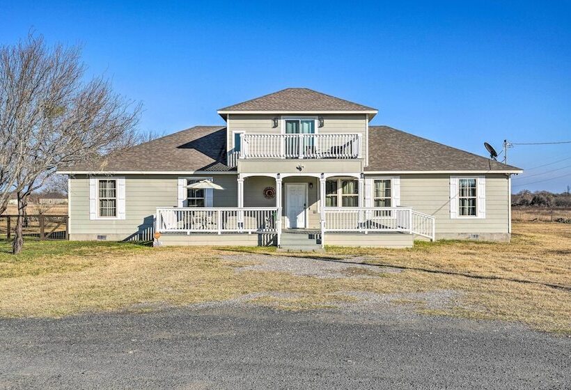 Peaceful Atascosa Home W/ Balcony & Deck!