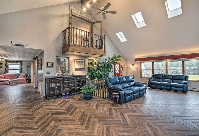 Pet Friendly Bartlett Farmhouse W/ Deck!
