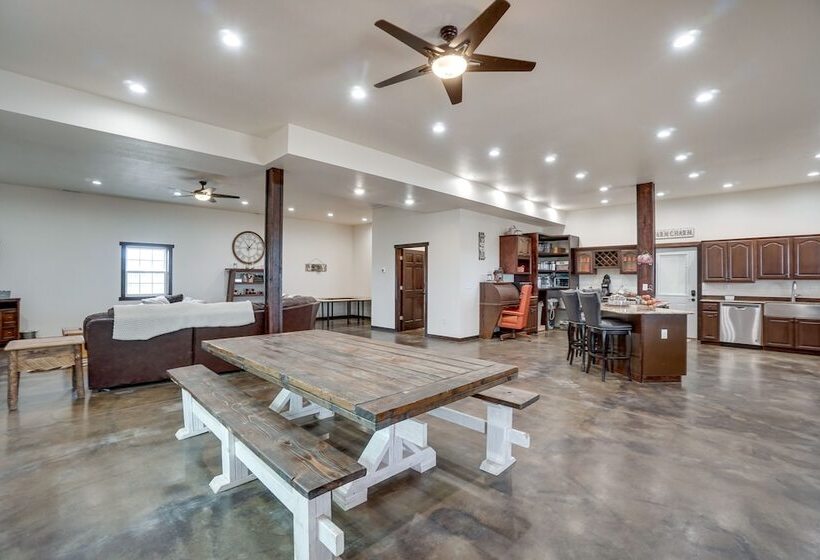 Pet Friendly Lingle Ranch W/ Deck On 60 Acres!