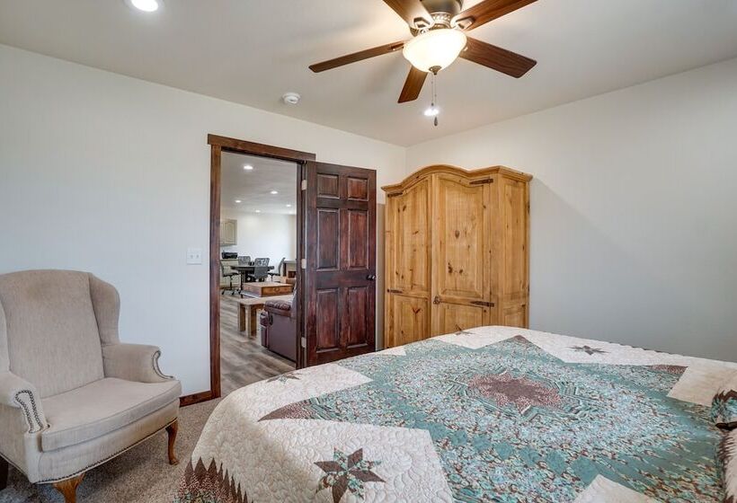 Pet Friendly Lingle Ranch W/ Deck On 60 Acres!