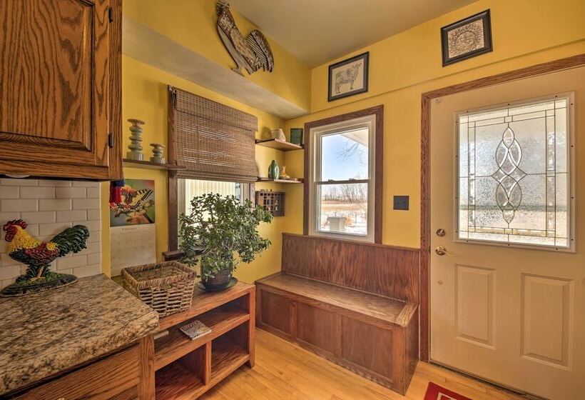 Quaint & Family Friendly Watertown Farmhouse!