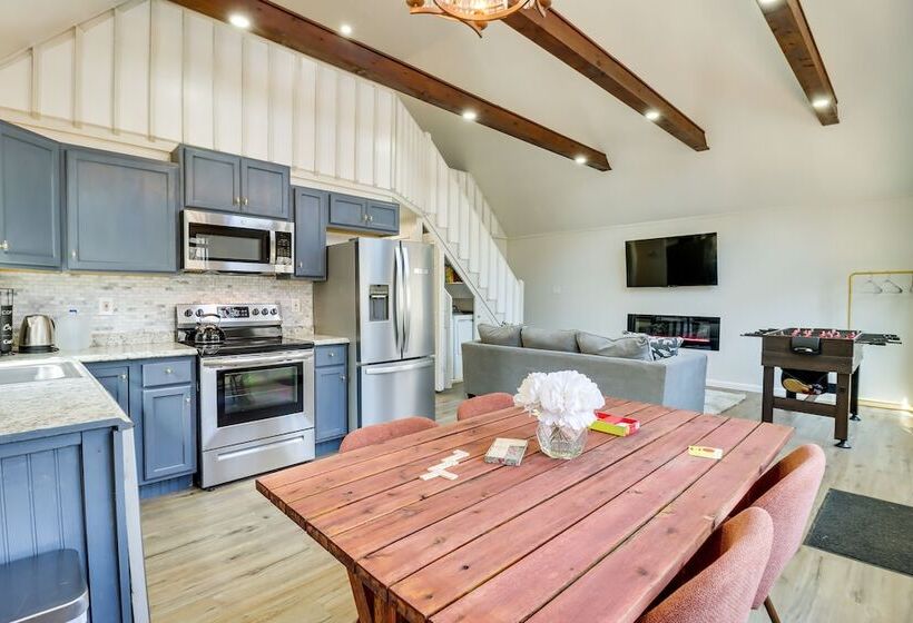 Quiet East Stroudsburg Home W/ Grill & Fireplace!