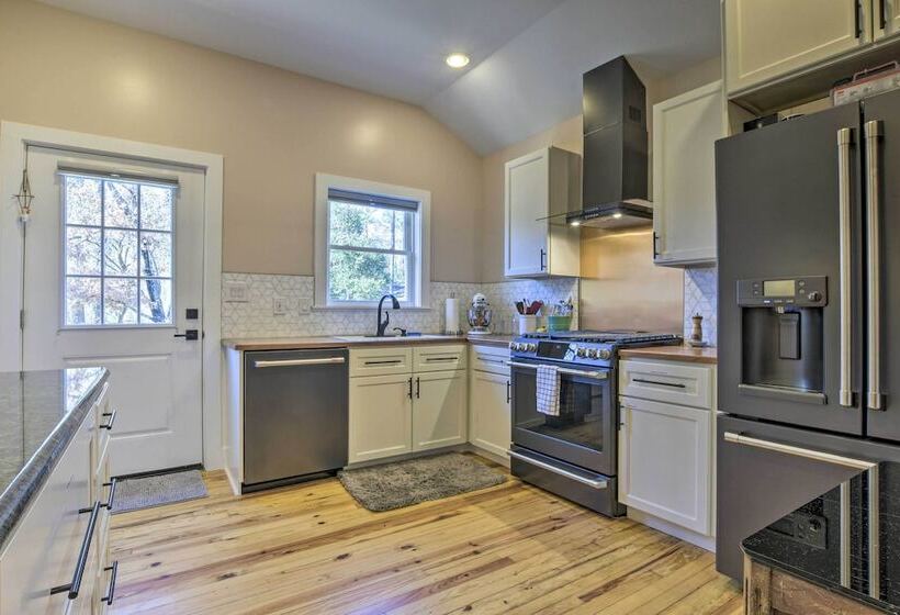 Renovated Carrboro House With Deck & Fire Pit!