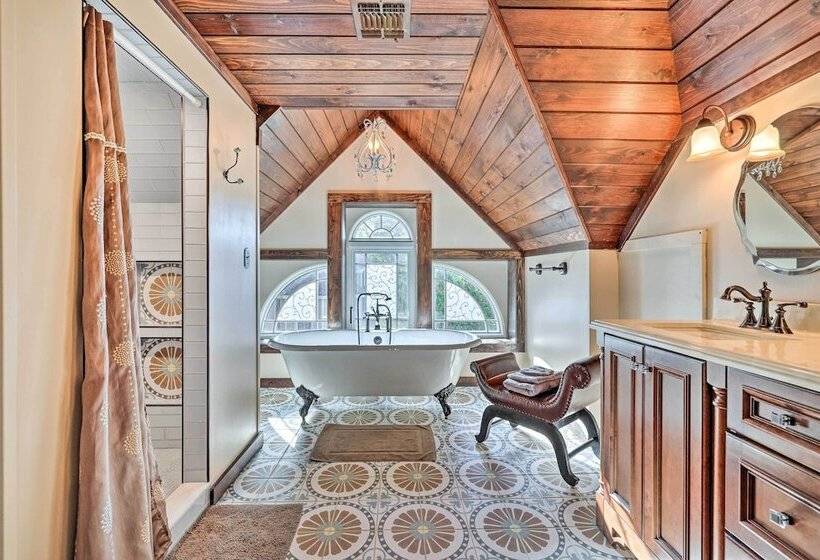 Restored Victorian Home   Walk To Downtown Hawley!