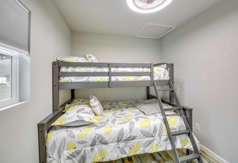 Royal Cabin W/ Fire Pit & Wraparound Deck!