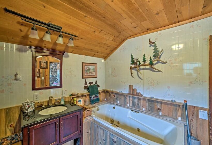 Sasquatch Inn  Retreat Near Fishing & Hunting!