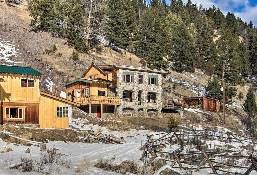 Sasquatch Inn  Retreat Near Fishing & Hunting!