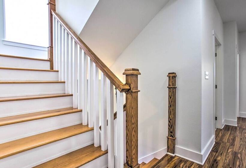 Waveland Abode W/ Patio, Walk To Beach!