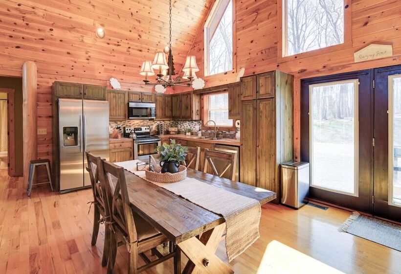 Deck, Gas Grill + Mtn Views: Sparta Cabin Stay!