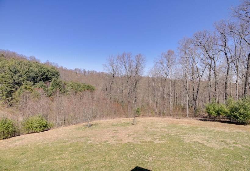 Deck, Gas Grill + Mtn Views: Sparta Cabin Stay!