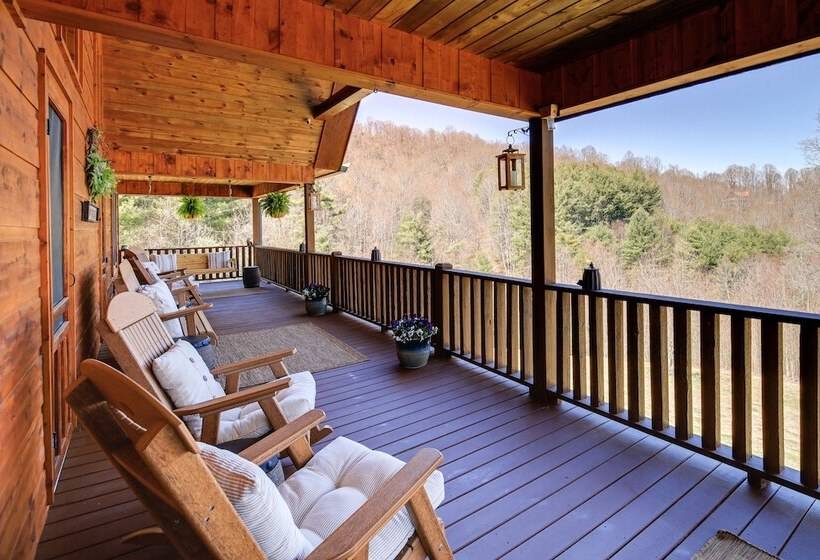 Deck, Gas Grill + Mtn Views: Sparta Cabin Stay!