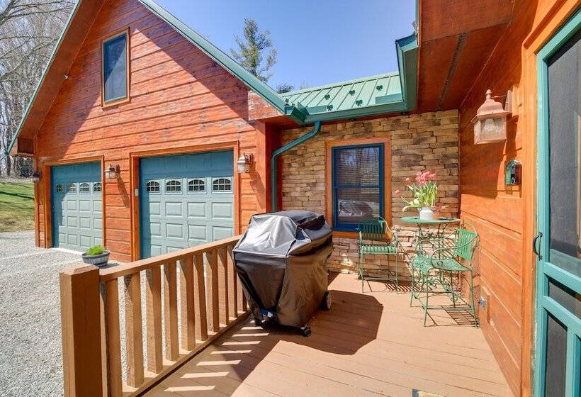 Deck, Gas Grill + Mtn Views: Sparta Cabin Stay!