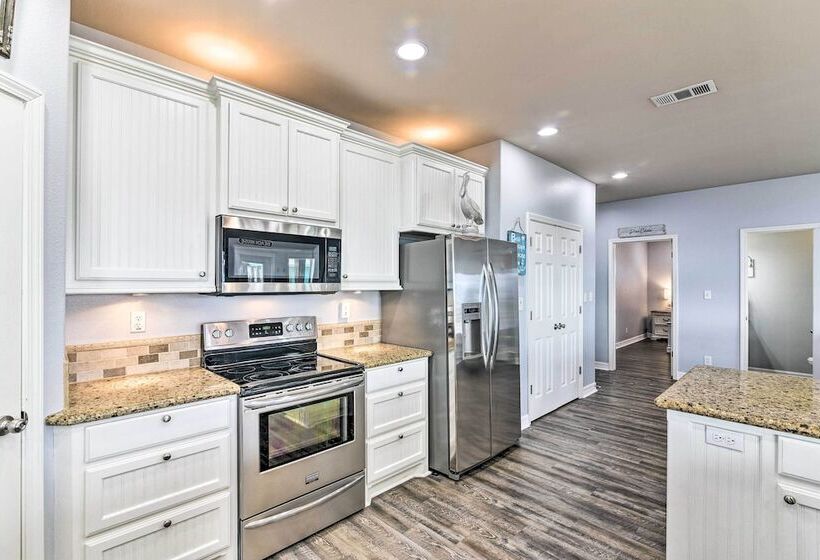 Steps To Shore: Crystal Beach Retreat W/ Deck!