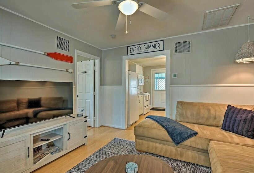 The Blue Crab Cottage    3 Blocks From The Beach!