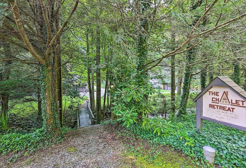 The Chalet Retreat Cabin Across From Creek!