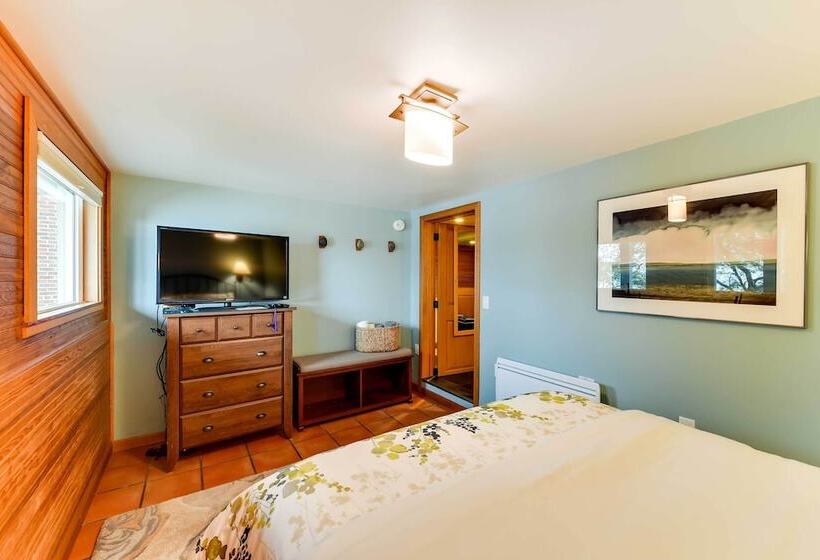 The Nest  Gorgeous Waterfront La Conner Getaway!