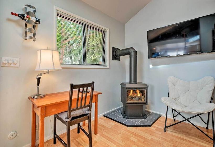 Warm & Inviting Ashland Cottage < Half Mile To Sou