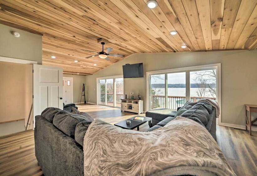 Barkley Breeze  Waterfront Home W/ Dock & Kayaks