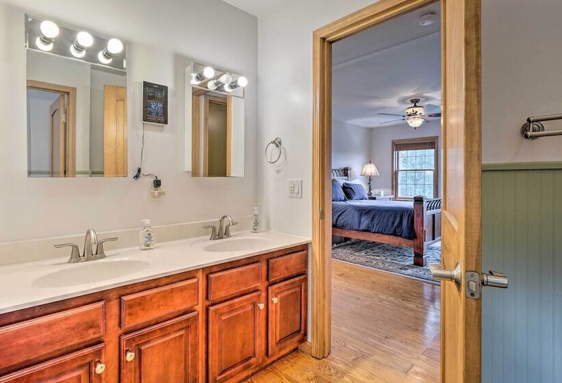 Wilmington Home On 18 Acres ~ 9 Mi To Skiing!