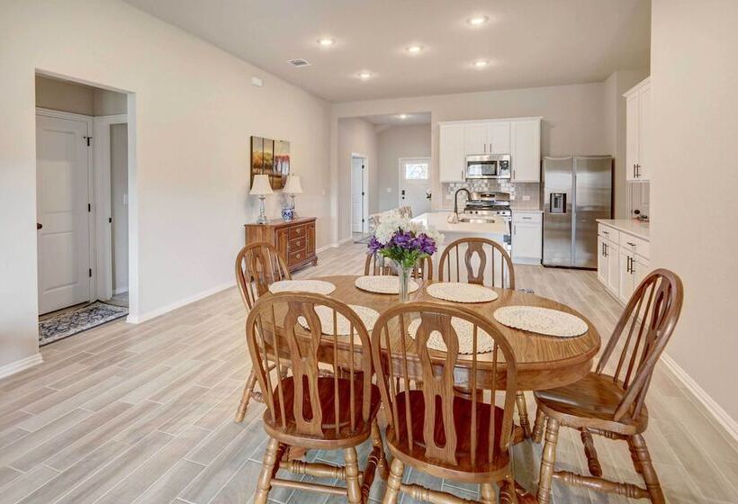 Bastrop Home W/ Yard, 28 Mi To Austin!