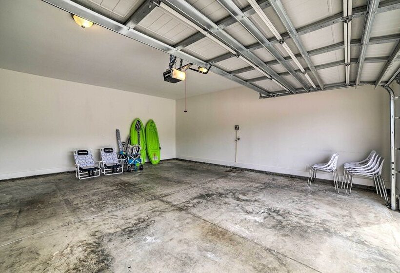 Beach Retreat W/ Rooftop Deck, Walk To Beach!