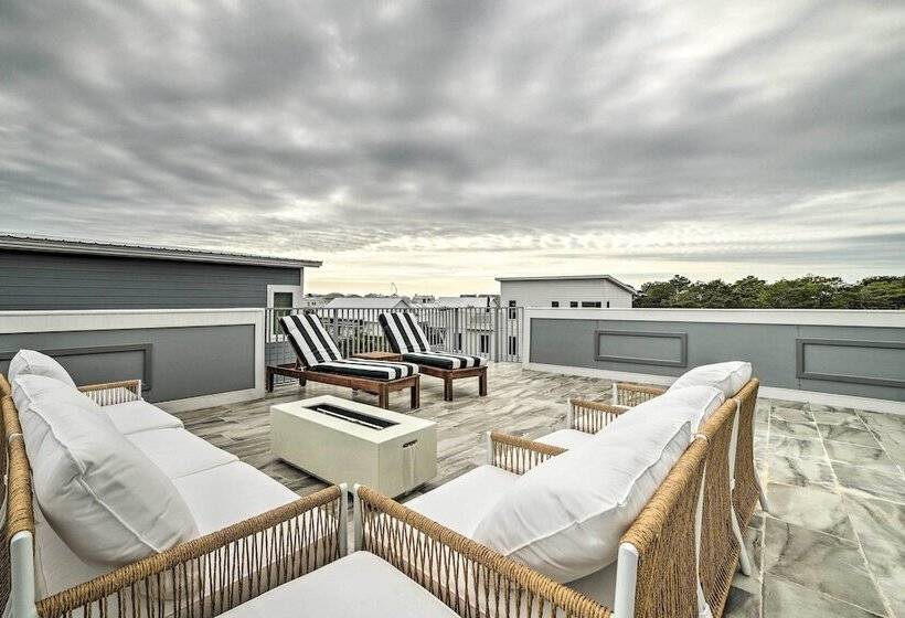 Beach Retreat W/ Rooftop Deck, Walk To Beach!