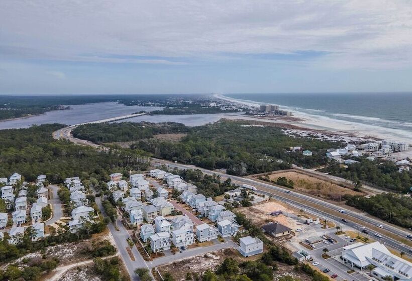 Beach Retreat W/ Rooftop Deck, Walk To Beach!