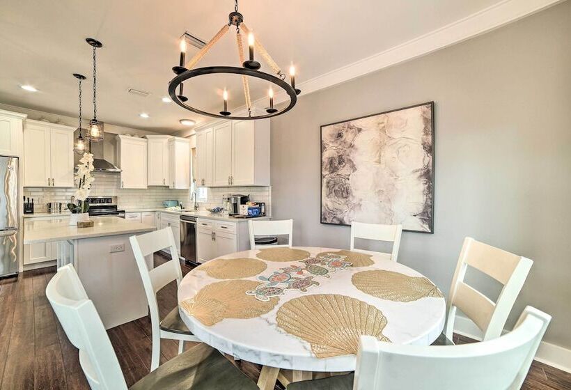 Beach Retreat W/ Rooftop Deck, Walk To Beach!