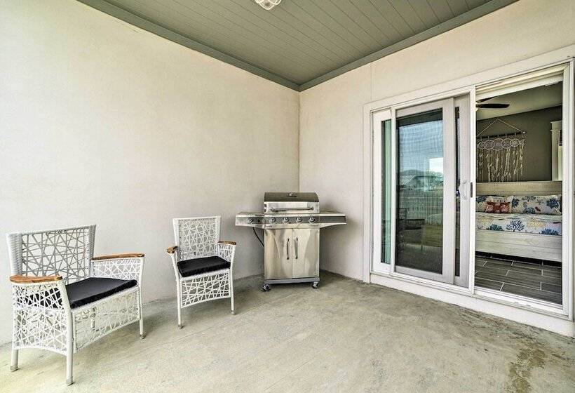 Beach Retreat W/ Rooftop Deck, Walk To Beach!