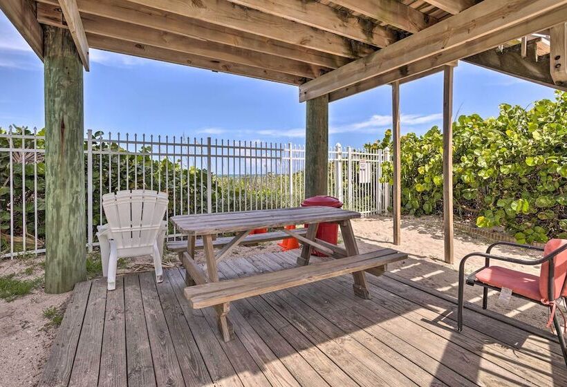 Boat Lovers Paradise: Walk To Private Beach!