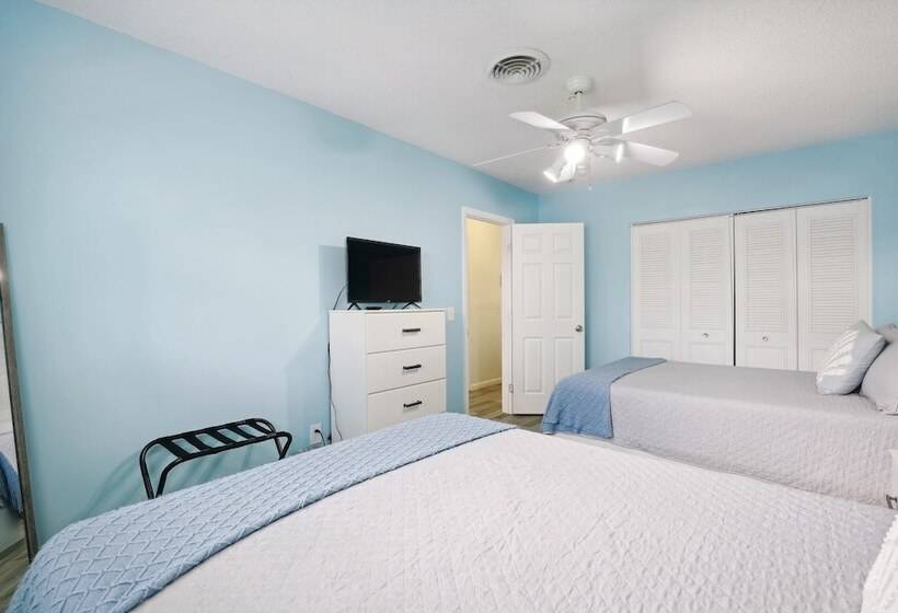 Boat Lovers Paradise: Walk To Private Beach!