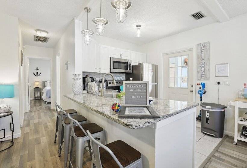 Boat Lovers Paradise: Walk To Private Beach!