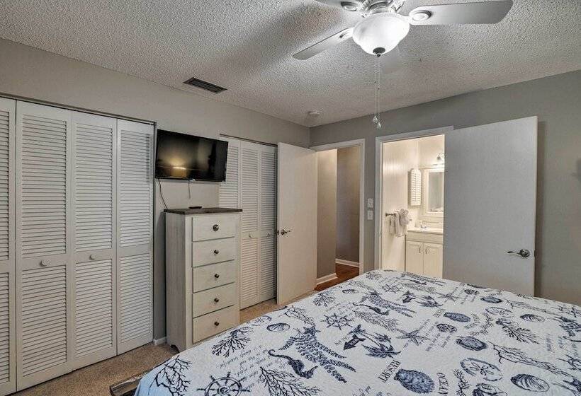 Breezy Sarasota Home W/ Private Pool Near Beach!