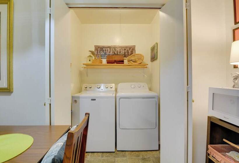 Bright Springfield Home: Walk To Nature Center!