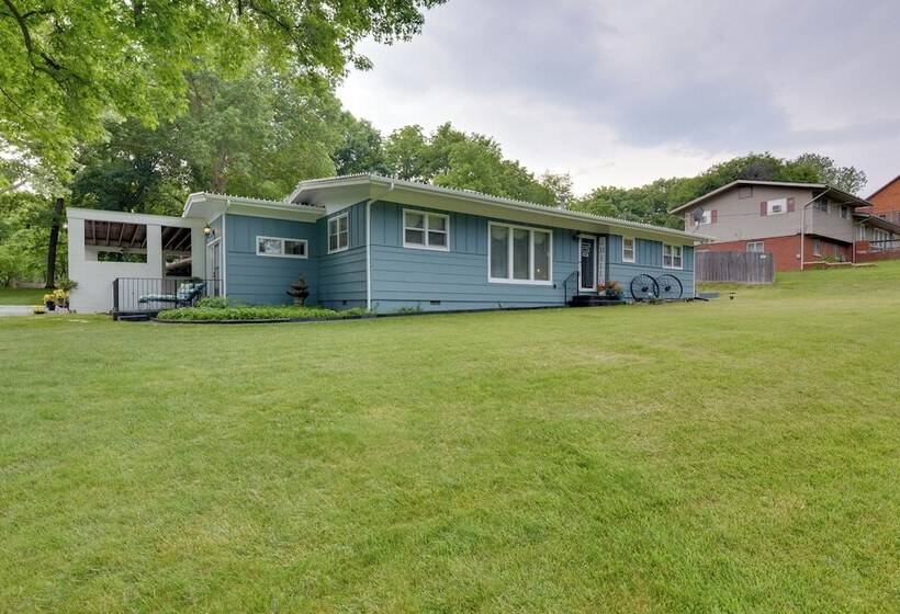 Bright Springfield Home: Walk To Nature Center!