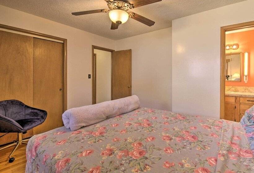 Bright Springfield Home: Walk To Nature Center!