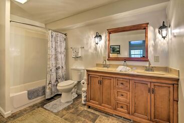 Bright Springfield Home: Walk To Nature Center!