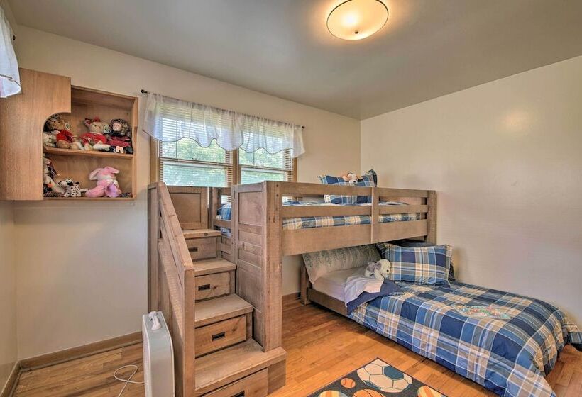 Bright Springfield Home: Walk To Nature Center!