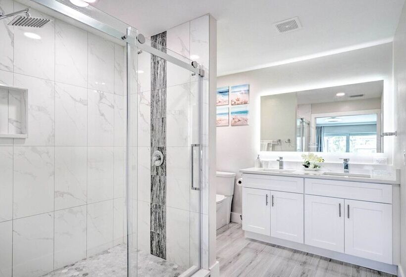 Outdoor Entertainment Oasis: Cape Coral Home