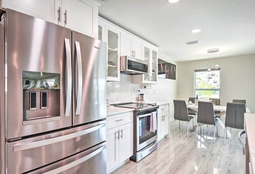 Outdoor Entertainment Oasis: Cape Coral Home