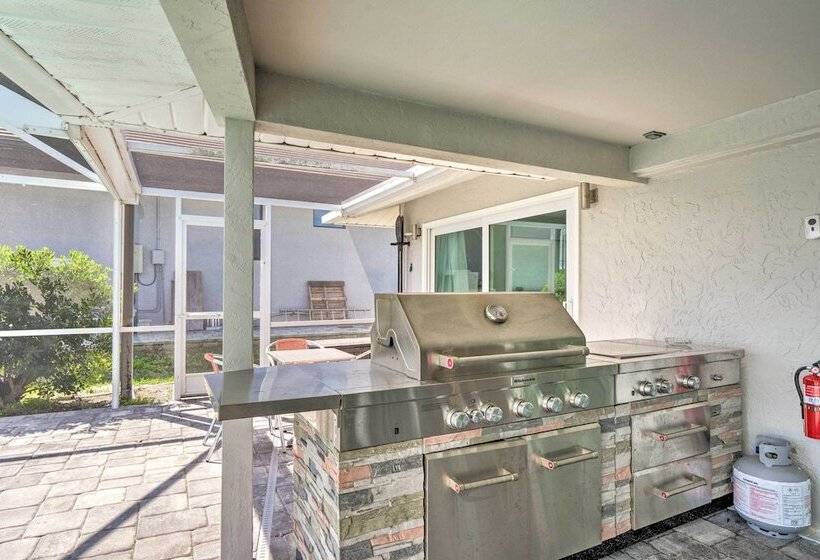 Outdoor Entertainment Oasis: Cape Coral Home