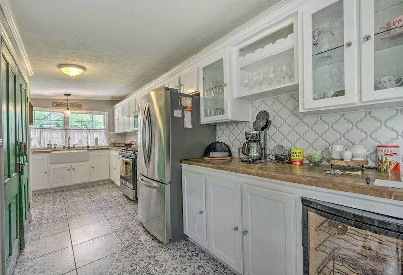 Charming Mt Dora Home W/ Shared Patio & Yard!